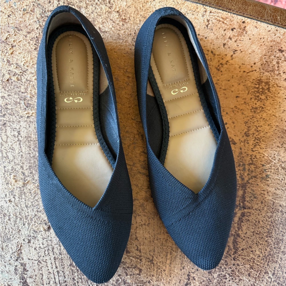 Comfy flats. Breathable material padded soles